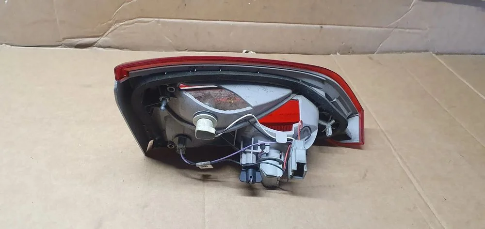 Lampa prawy tył tylna prawa w klapę Ford Focus MK3 Lift Kombi F1EB-13A602-BA – zdjęcie 6