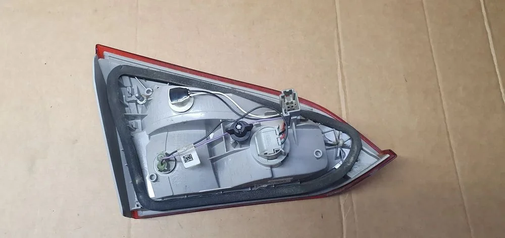 Lampa prawy tył tylna prawa w klapę Ford Focus MK3 Lift Kombi F1EB-13A602-BA – zdjęcie 7
