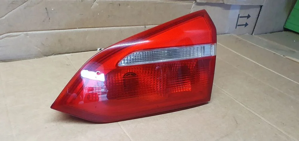 Lampa prawy tył tylna prawa w klapę Ford Focus MK3 Lift Kombi F1EB-13A602-BA – zdjęcie 3