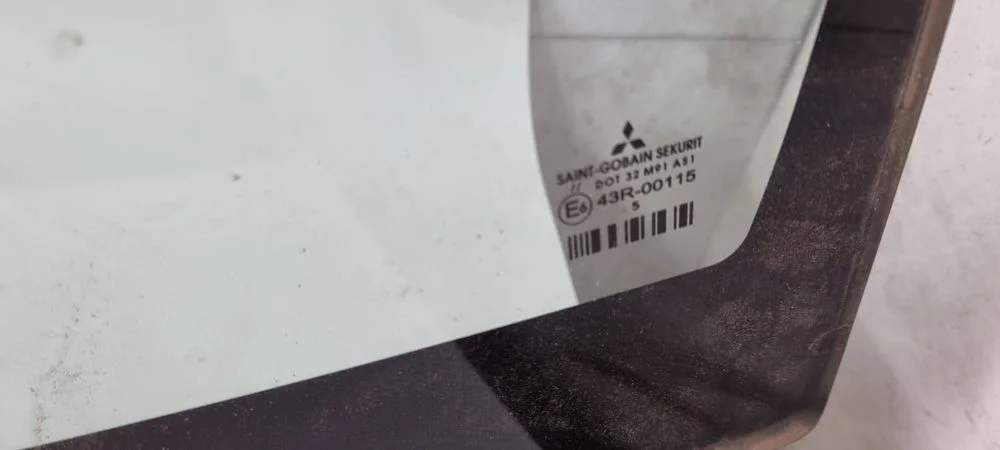 Szyba Przód Mitsubishi Colt – zdjęcie 4