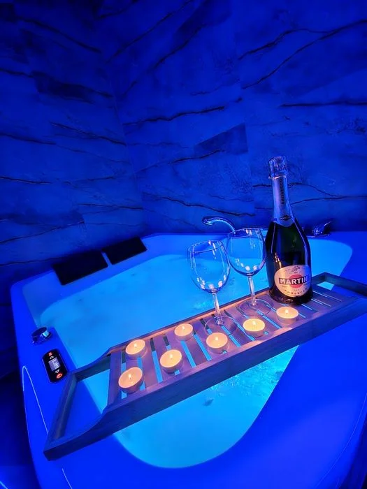 Apartament w centrum z jacuzzi , prywatny parking, 3-pokojowe klimat