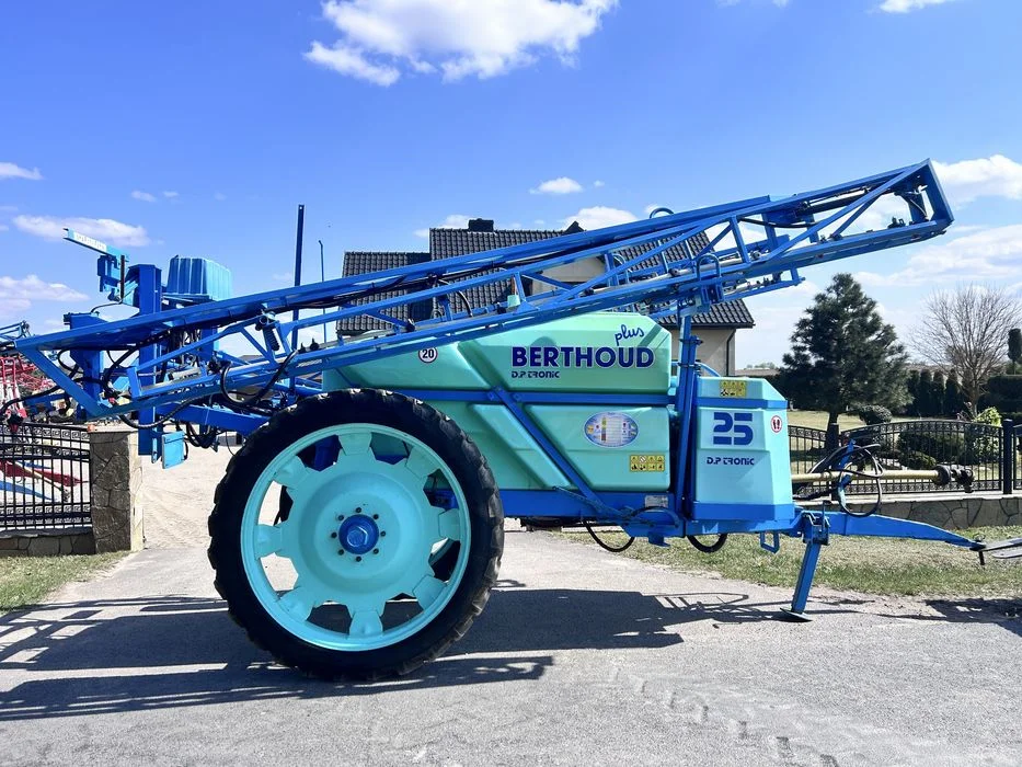 Opryskiwacz berthoud 2500l 21m. Nowe opony D.P tronic – zdjęcie 4