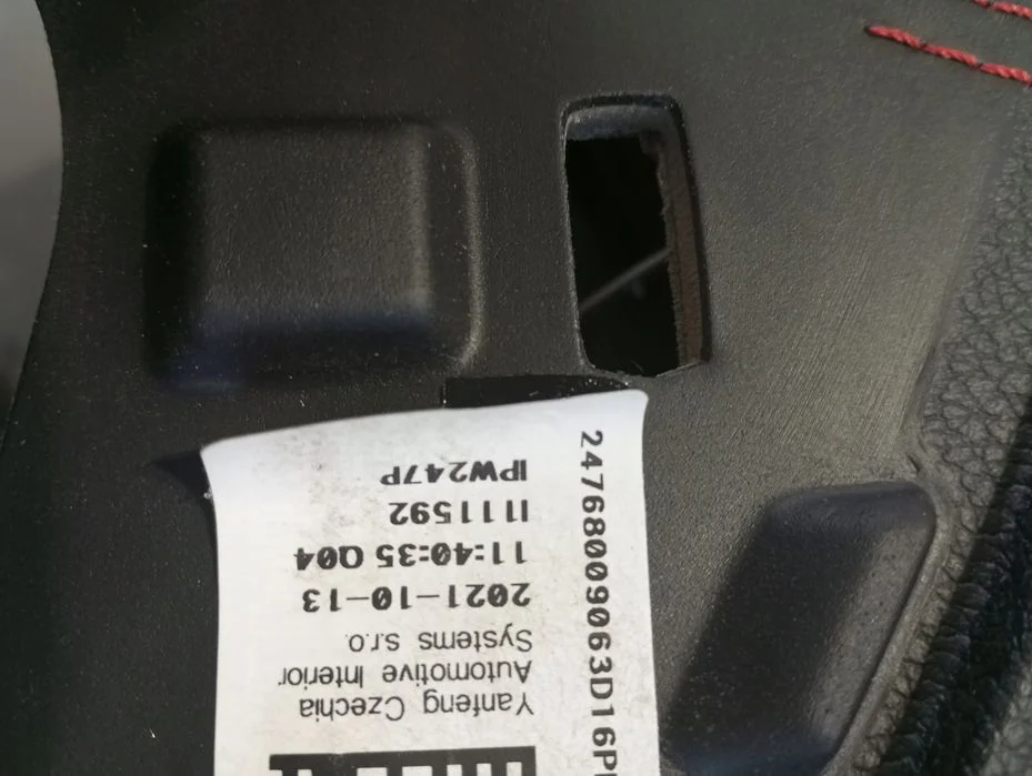 Konsola pulpit deska Mercedes EQA CZERWONA NIĆ – zdjęcie 10
