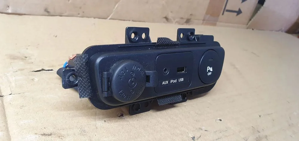 Czytnik Gniazdo AUX USB włącznik PDC KIA Sportage III – zdjęcie 3