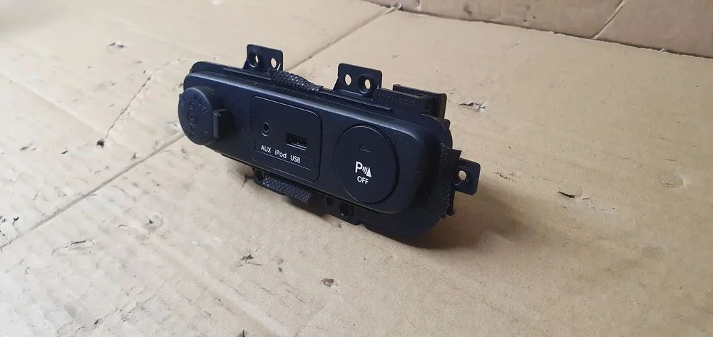 Czytnik Gniazdo AUX USB włącznik PDC KIA Sportage III – zdjęcie 4