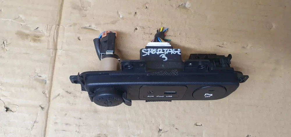 Czytnik Gniazdo AUX USB włącznik PDC KIA Sportage III – zdjęcie 2
