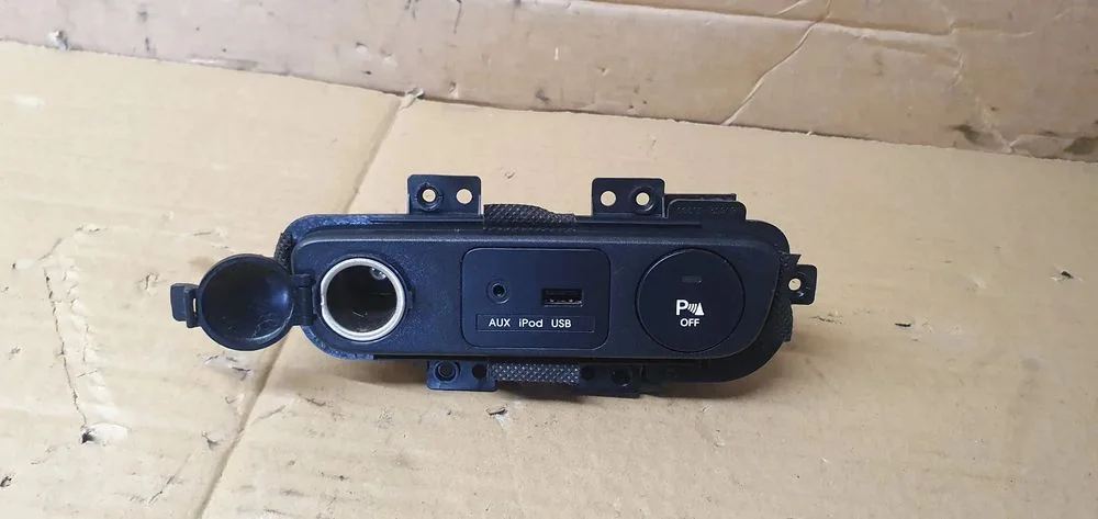 Czytnik Gniazdo AUX USB włącznik PDC KIA Sportage III – zdjęcie 5