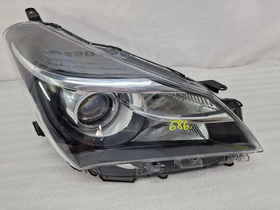 Toyota Yaris Iii 3 Lift 14- Prawa Lampa Przednia Przód Soczewka , Nr Aukcji La686