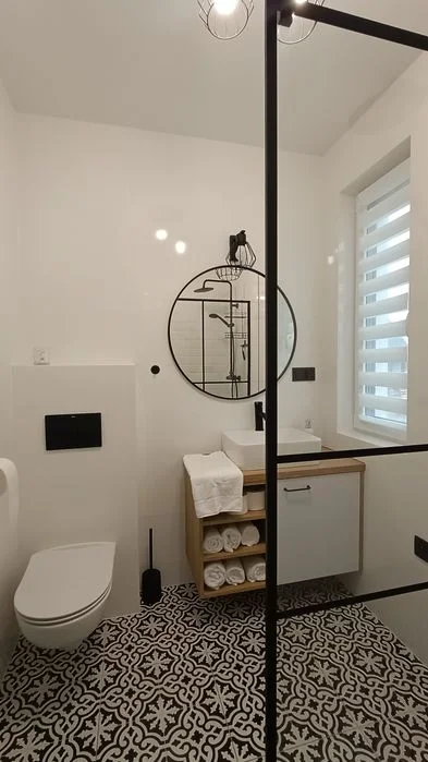 Domek nad jeziorem z basenem, jacuzzi – zdjęcie 4