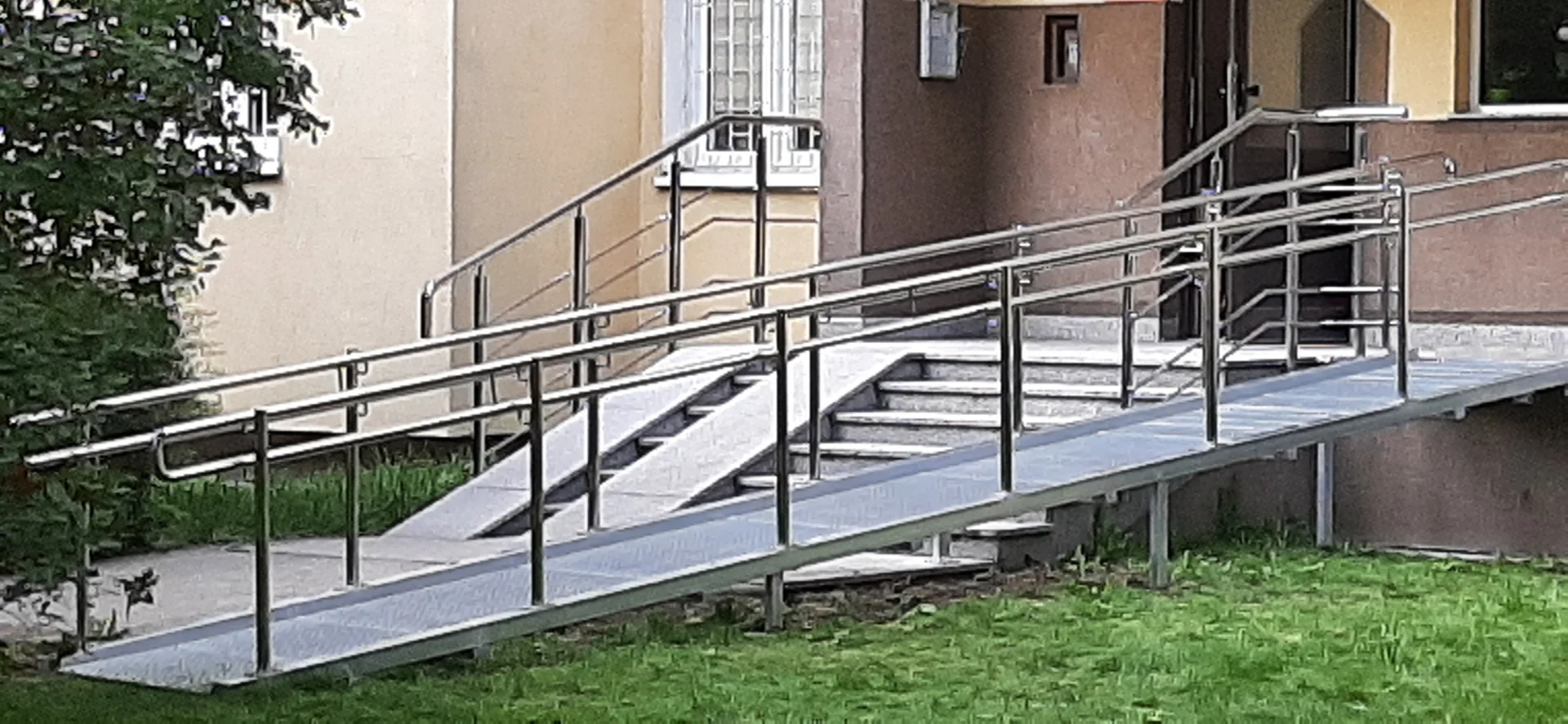 Podjazd dla niepełnosprawnych pochylnie rampy