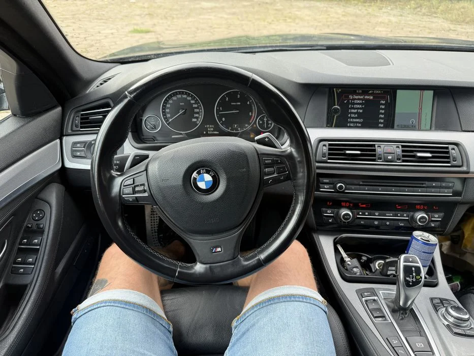 BMW 530xd Mpakiet 8HP Szwajcaria Bi xenon skretny Dociagi Elektr klapa i kierown Łopatki Kamera Ekrany – zdjęcie 7