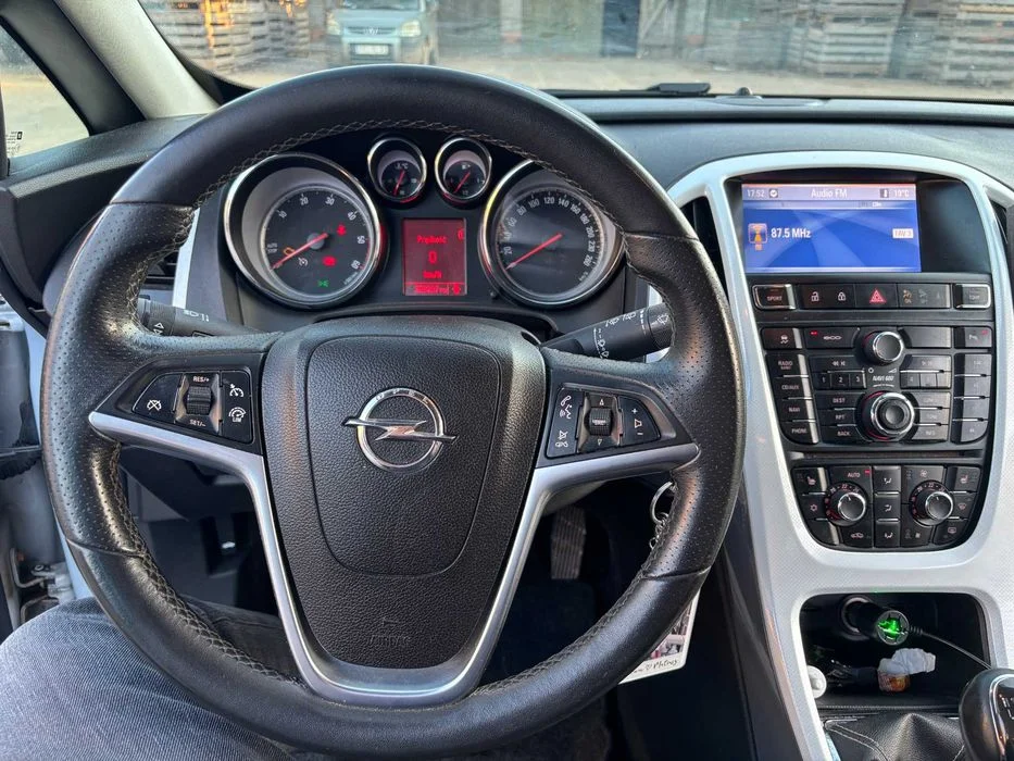 Opel Astra J GTC 2.0 cdti – zdjęcie 7