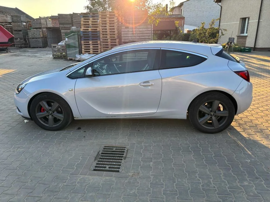 Opel Astra J GTC 2.0 cdti – zdjęcie 4