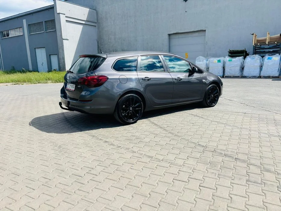Opel Astra J Kombi 2011 – zdjęcie 4