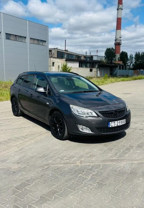 Opel Astra J Kombi 2011 – zdjęcie 2