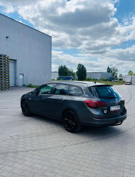 Opel Astra J Kombi 2011 – zdjęcie 3