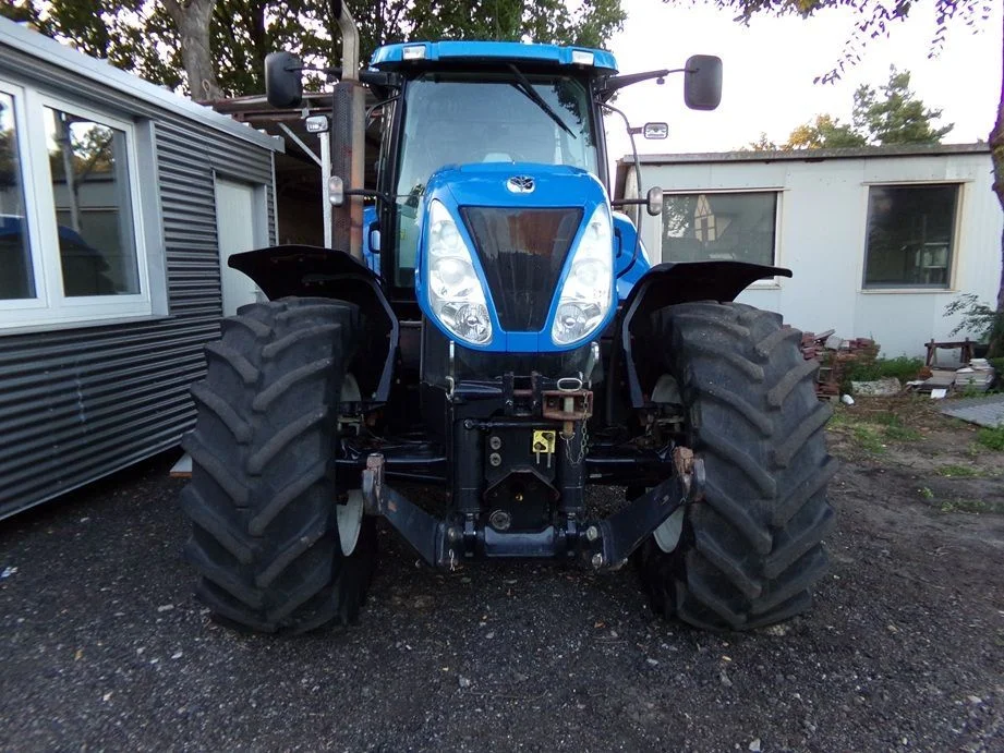 New Holland T 7040