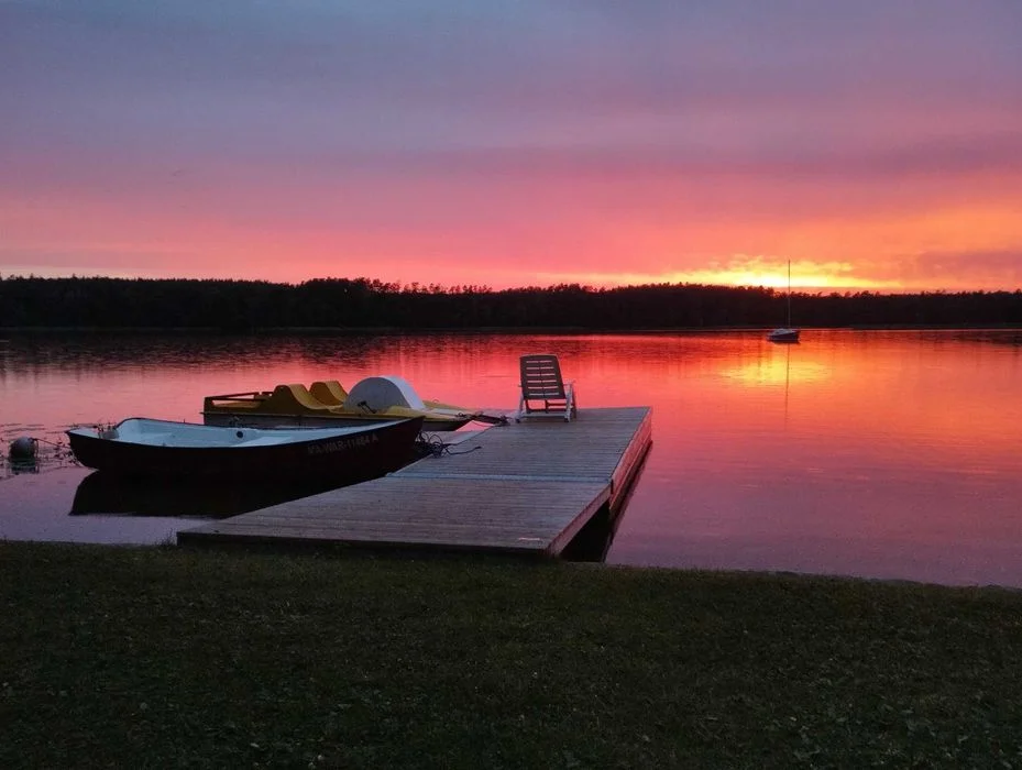 Domek nad samym jeziorem, Mazury.. Październik, Listopad. – zdjęcie 2