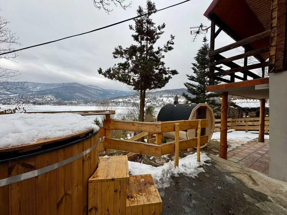 Kameralny domek w górach jacuzzi, grill i natura od 120 zł/osoba Domki z balią w górach nad jeziorem, idealne na panieńskie, relaks i wspólne chwile – zdjęcie 6