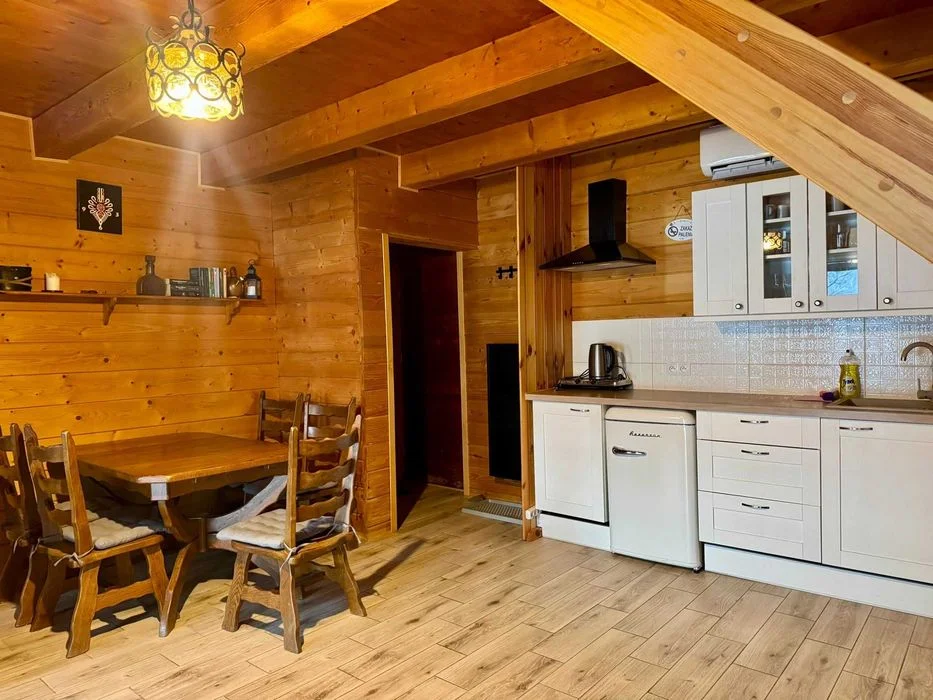 Kameralny domek w górach jacuzzi, grill i natura od 120 zł/osoba Domki z balią w górach nad jeziorem, idealne na panieńskie, relaks i wspólne chwile – zdjęcie 7