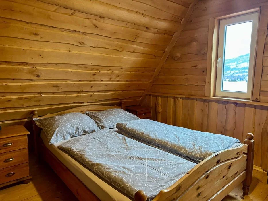 Kameralny domek w górach jacuzzi, grill i natura od 120 zł/osoba Domki z balią w górach nad jeziorem, idealne na panieńskie, relaks i wspólne chwile – zdjęcie 4