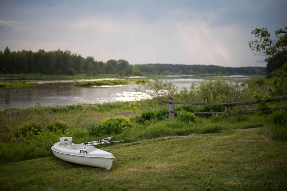 Podlaskie Zacisze nad Bugiem. Wiejski Dom nad rzeką Bug z linią brzegową i czarującym widokiem na meandry rzeki. – zdjęcie 4