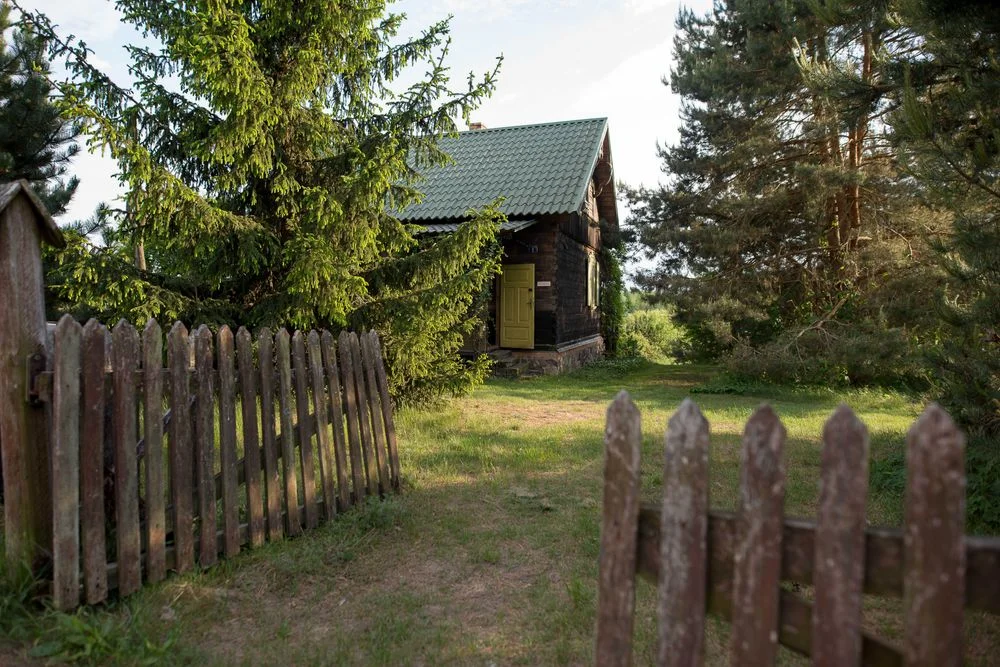 Podlaskie Zacisze nad Bugiem. Wiejski Dom nad rzeką Bug z linią brzegową i czarującym widokiem na meandry rzeki.