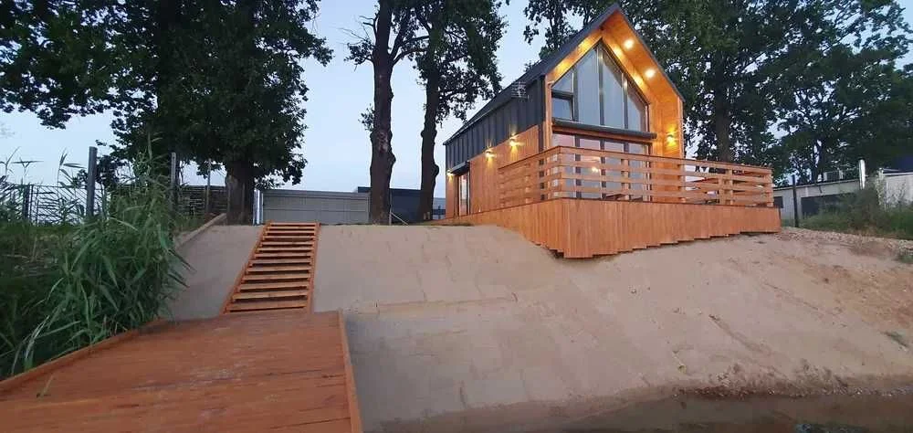 Domek nad jeziorem- linia brzegowa, pomost, mini plaża- Spalona
