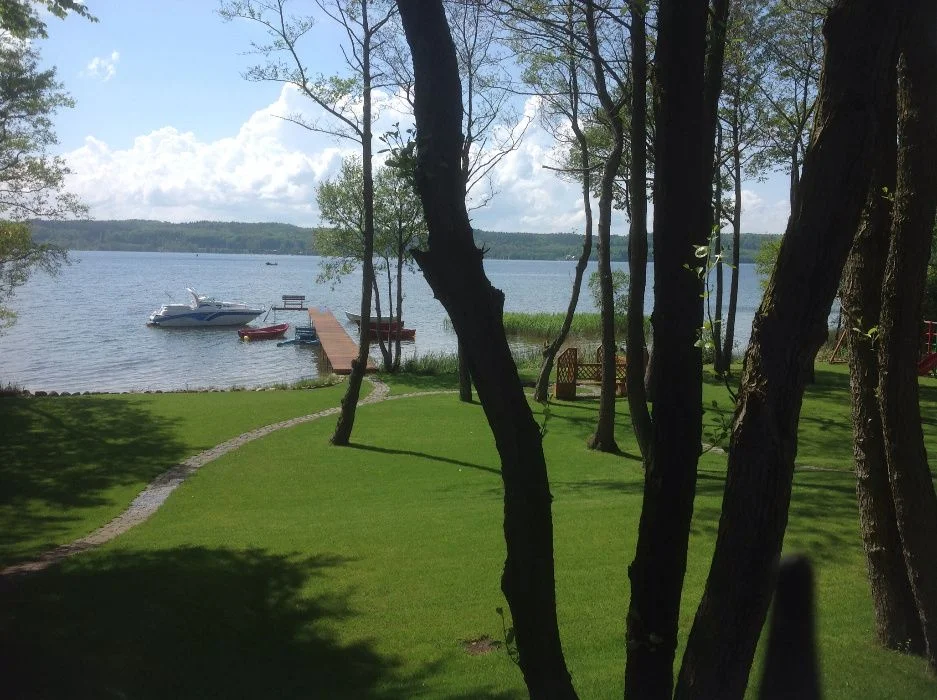 Domek nad jeziorem Lubkowo na kaszubach domek z linią brzegową żarnowieckim morzem łódka rowery kajaki pomost miejsce na ognisko – zdjęcie 2