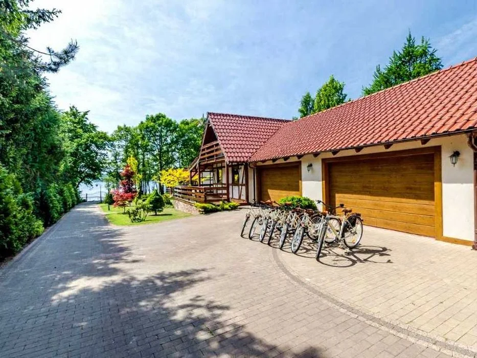 Domek nad jeziorem Lubkowo na kaszubach domek z linią brzegową żarnowieckim morzem łódka rowery kajaki pomost miejsce na ognisko – zdjęcie 11