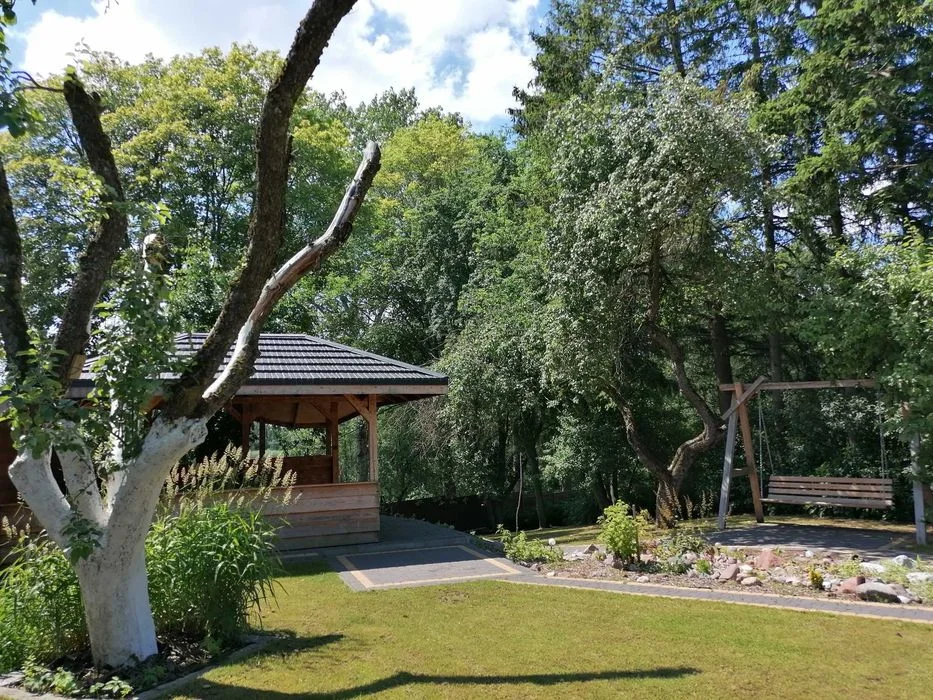 Domek całoroczny nad jeziorem z balia wynajem- Wolny terminy – zdjęcie 3