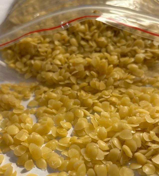 Wosk pszczeli naturalny, granulki 2 kg, żółty – zdjęcie 2