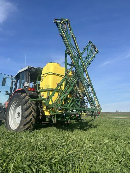 Opryskiwacz Pilmet 1000l hydraulicznie rozkładany – zdjęcie 2