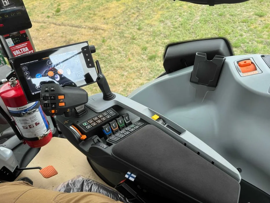 Ciągnik rolniczy VALTRA T215 VERSU – zdjęcie 8