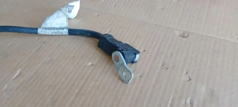 Klema plusowa akumulatora Fiat 500E 00521390550 – zdjęcie 3