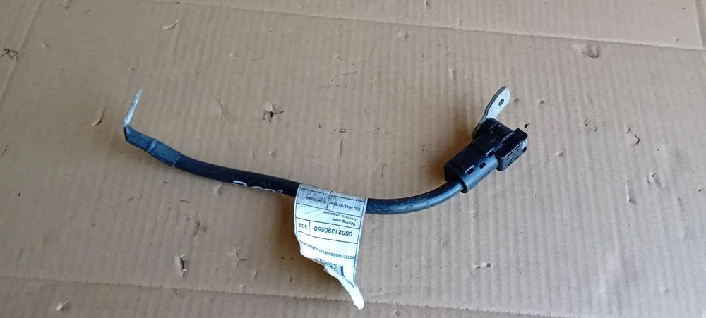 Klema plusowa akumulatora Fiat 500E 00521390550 – zdjęcie 5