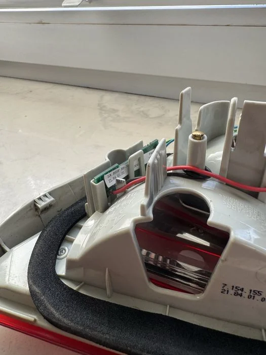 Lampa w klapę lewa tył Bmw e90 lift lci – zdjęcie 3