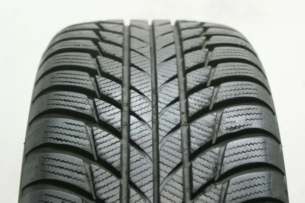 205/60R16 BRIDGESTONE BLIZZAK LM001 , 6,8mm.