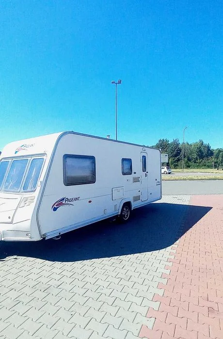 Przyczepa kempingowa Bailey z przedsionkiem I Motormoverem