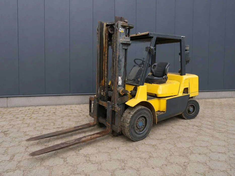 Wózek widłowy CAT DP45K – Diesel – Udźwig 4,5 tony
