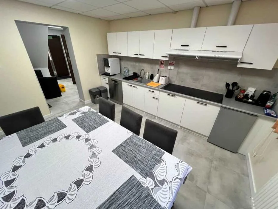 Nowoczesne Pokoje z Łazienkami – Hostel 365 Poznań – Parking – Wi-Fi – zdjęcie 10