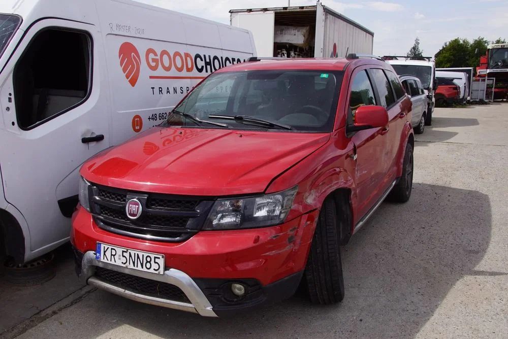 Auto na części - Fiat Freemont 2.0 MultiJet 170 KM 939B5000 62TE PRM 2015R Silnik Skrzynia Drzwi Maska Błotnik Zderzak Klapa Lampa Lusterko Klamka Szyba Deska Kokpit Sterownik Moduł Czujnik Licznik Wy – zdjęcie 9