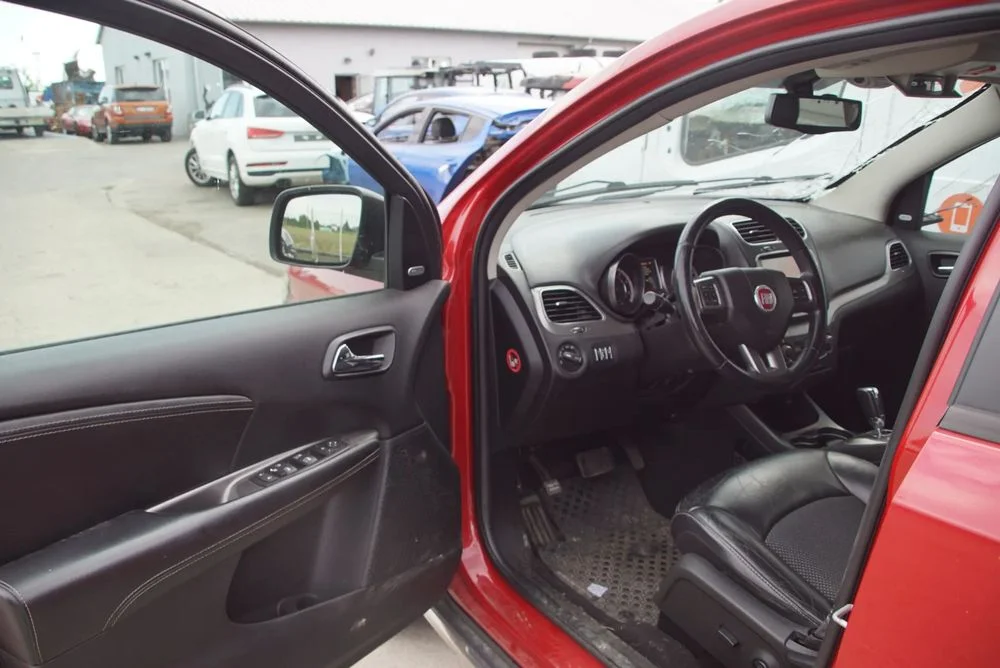 Auto na części - Fiat Freemont 2.0 MultiJet 170 KM 939B5000 62TE PRM 2015R Silnik Skrzynia Drzwi Maska Błotnik Zderzak Klapa Lampa Lusterko Klamka Szyba Deska Kokpit Sterownik Moduł Czujnik Licznik Wy – zdjęcie 10