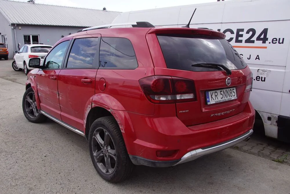 Auto na części - Fiat Freemont 2.0 MultiJet 170 KM 939B5000 62TE PRM 2015R Silnik Skrzynia Drzwi Maska Błotnik Zderzak Klapa Lampa Lusterko Klamka Szyba Deska Kokpit Sterownik Moduł Czujnik Licznik Wy – zdjęcie 4