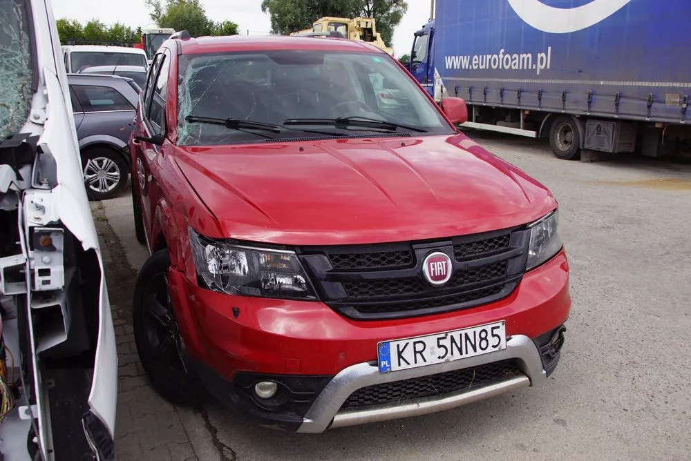 Auto na części - Fiat Freemont 2.0 MultiJet 170 KM 939B5000 62TE PRM 2015R Silnik Skrzynia Drzwi Maska Błotnik Zderzak Klapa Lampa Lusterko Klamka Szyba Deska Kokpit Sterownik Moduł Czujnik Licznik Wy – zdjęcie 7