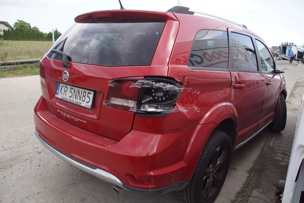 Auto na części - Fiat Freemont 2.0 MultiJet 170 KM 939B5000 62TE PRM 2015R Silnik Skrzynia Drzwi Maska Błotnik Zderzak Klapa Lampa Lusterko Klamka Szyba Deska Kokpit Sterownik Moduł Czujnik Licznik Wy – zdjęcie 6
