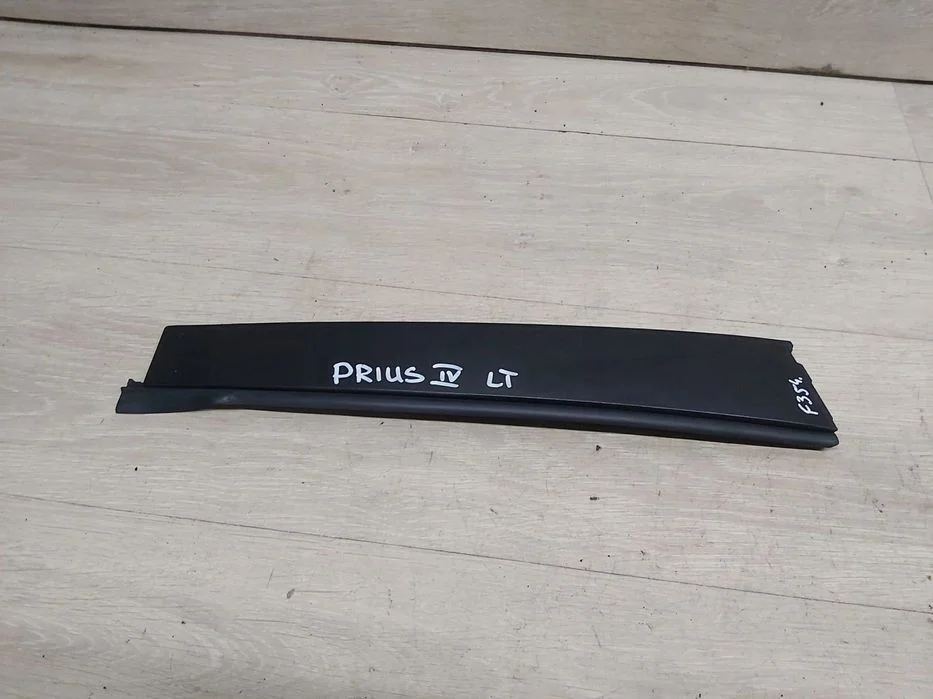 Toyota Prius IV 1,8 xw50 listwa osłona słupka drzwi lewy tył 5762
