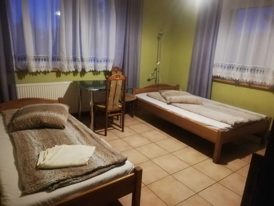 POKOJE z łazięnkami AGROTURYSTYKA noclegi wolne weekend hostel hotel – zdjęcie 2