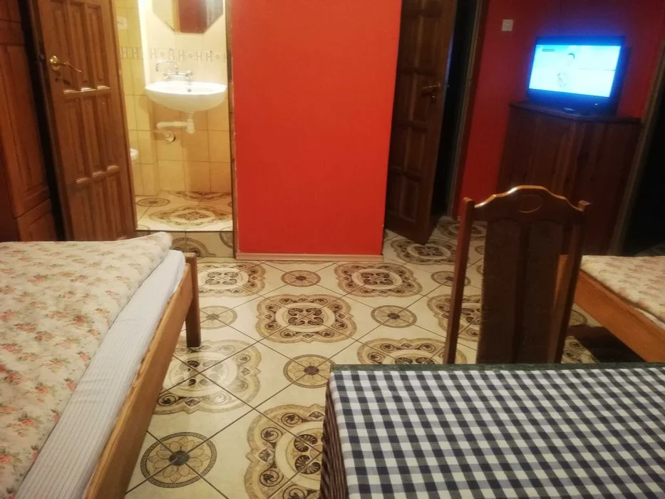 POKOJE z łazięnkami AGROTURYSTYKA noclegi wolne weekend hostel hotel – zdjęcie 10