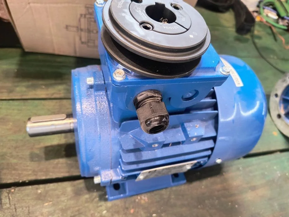 Silnik elektryczny 1,1 kW 1400 obr z kołem pasowym NOWY